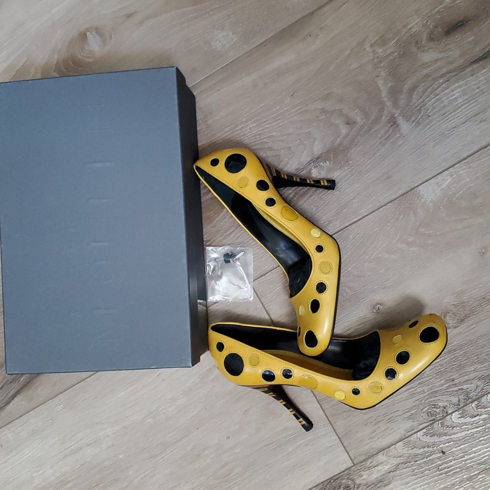 Alexander McQueen Yellow/Black Polka Dot Pump - Picture 10 of 10